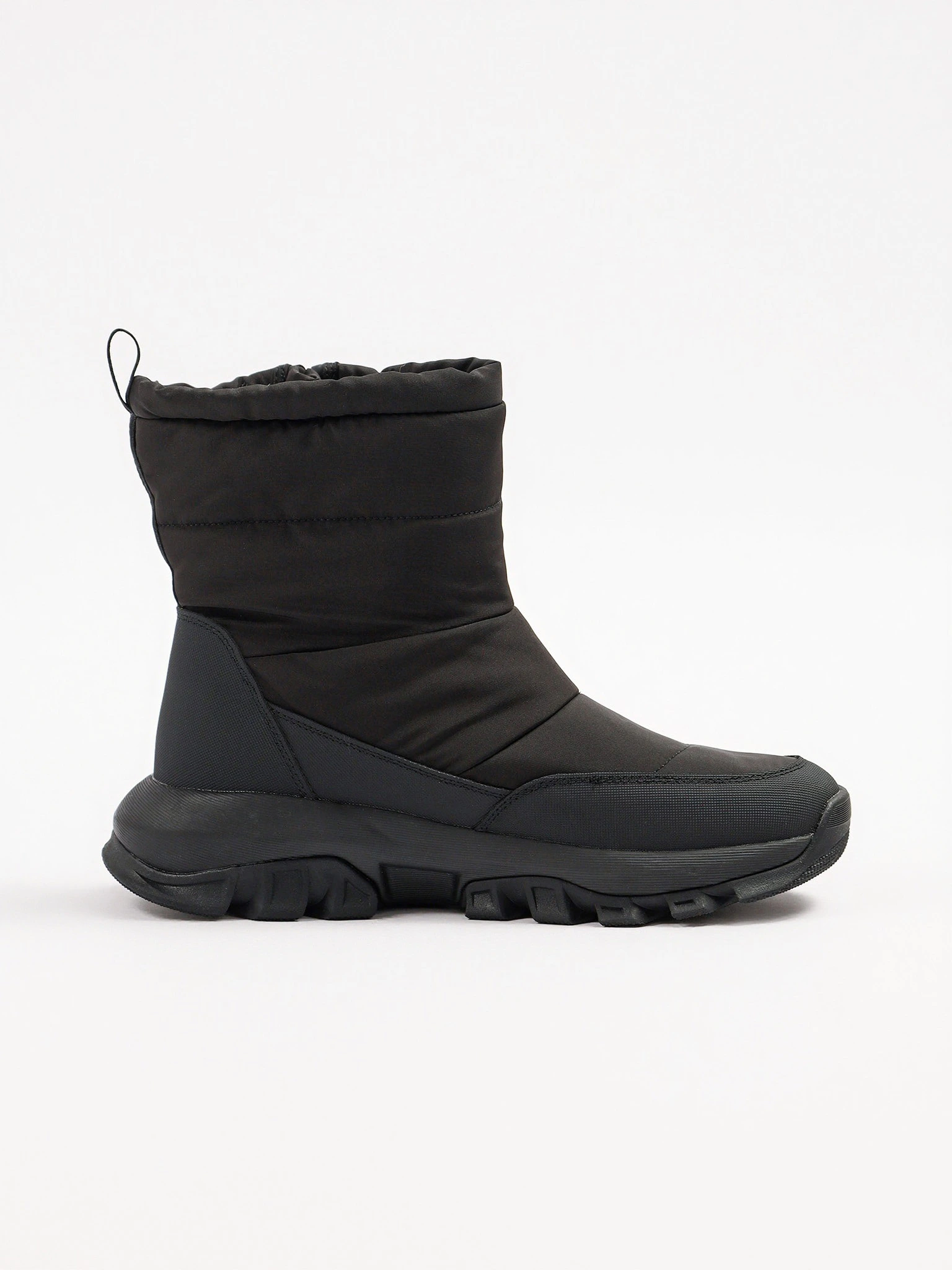 Дутики текстильные черного цвета на рельефной подошве